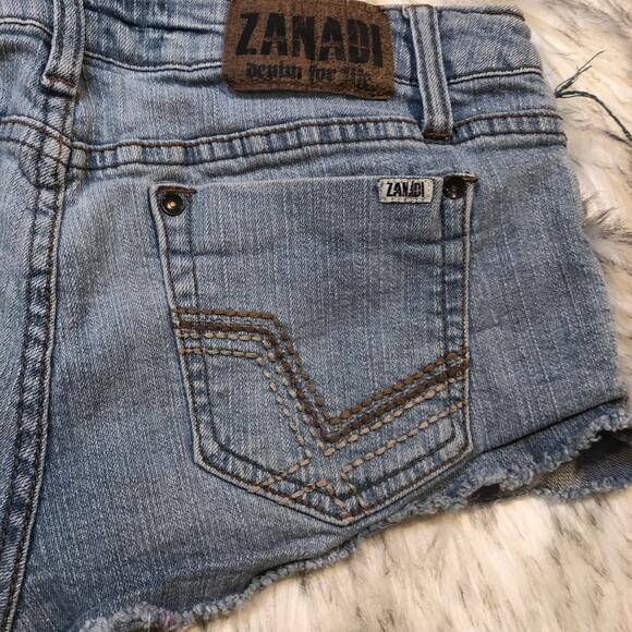 3/$15 🌻 Zanadi Light Wash Mid Rise Denim Jean Shorts - Picture 8 of 12
